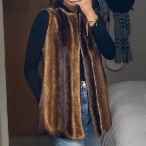 Betsy Johnson faux fur vest in brown size S